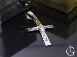 krzyż krzyżyk srebrny  na łańcuszek krzyż z Panem Jezusem na krzyżu