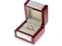 złoty pierścionek ekskluzywny w pudełku