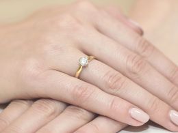 złoty pierścionek zaręczynowy z brylantem diamentem na dłoni realne zdjęcie klasyczny złoto żółte próba 0.585 brylant diament pierścionki zaręczynowe klasyczne