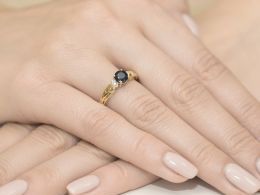 pierścionek zaręczynowy z brylantami i szafirem szafir naturalny brylanty diamenty pierścionek na palcu realne zdjęcia pierścionki zaręczynowe z szafirem prezent zaręczyny