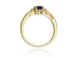 złoty pierścionek zaręczynowy z szafirem naturalnym i brylantami diamentami na palcu realne zdjęcia pierścionków zaręczynowych na prezent