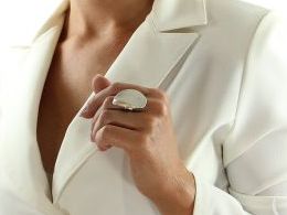 pierścionek srebrny ekskluzywny srebro pierścionek na palcu modelce realne zdjęcie pierścionki srebrne damskie różne wzory