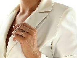 pierścionek srebrny delikatny z cyrkonią pierścionek na palcu dłoni modelce realne zdjęcia