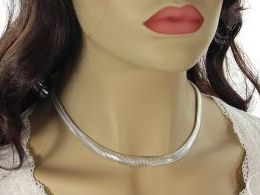 łańcuszek srebrny damski taśma realne zdjęcia na szyi modelce srebro łańcuszek srebrne