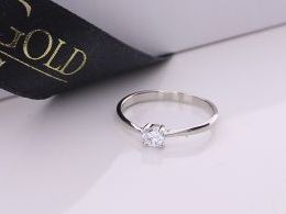 pierścionek srebrny klasyczny wzór zaręczynowy z cyrkoniami cyrkonie pierścionki srebrne realne zdjęcie na palcu dłoni na prezent urodziny imieniny pod choinkę na prezent dla dziewczyny żony