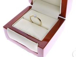 złoty pierścionek zaręczynowy zaręczyny z brylantem diamentem diament brylant złoto żółte prezent dla żony dziewczyny na urodziny imieniny na pamiątkę pod choinkę realne zdjęcie zdjęcia na palcu w pudełku na modelce
