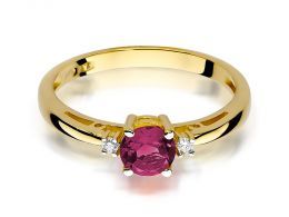 złoty pierścionek zaręczynowy z rubinem i brylantami diamentami rubin pierścionek na palcu realne zdjęcia pierścionka zaręczynowego