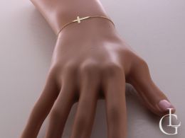 bransoletka złota celebrytka z krzyżykiem na łańcuszku realne zdjęcie na ręce nadgarstku złote bransoletki damskie celebrytki złote na prezent