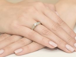 ekskluzywny pierścionek złoty zaręczynowy z brylantami diamentami szeroka szyna gruby szeroki złoto żółte pierścionek na palcu ręce