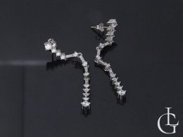 kolczyki srebrne wiszące z cyrkoniami na uchu realne zdjęcie biżuteria ślubna