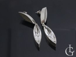 ekskluzywne kolczyki srebrne z cyrkoniami Swarovskiego długie wiszące sztyft kolczyki na uchu realne zdjęcie na manekinie