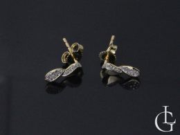 kolczyki złote z brylantami diamentami znak nieskończoności sztyft złoto żółte kolczyki na uchu realne zdjęcie foto