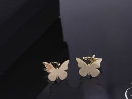 złote kolczyki motylki motyle na sztyft wkręty złoto żółte i białe próba 0.585 prezent dla żony dziewczyny realne zdjęcie zdjęcia na uchu modelce