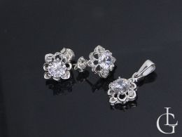 komplet biżuterii srebrnej z cyrkoniami kwiatki kwiatuszki kolczyki na sztyft wkręty wisiorek srebrny na łańcuszek komplety srebrne na prezent realne zdjęcie na modelce