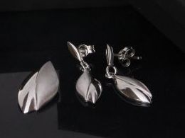 komplet biżuterii srebrnej listki liście wisiorek na łańcuszek kolczyki wiszące na prezent