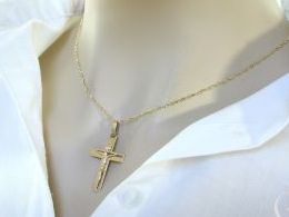 Złota biżuteria w postaci Krzyżyka z wizerunkiem Pana Jezusa na prezent