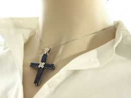 Srebrny krzyżyk z szafirowymi cyrkoniami na chrzest