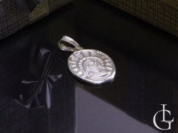 medalik srebrny owalny z Matką Boską na łańcuszek
