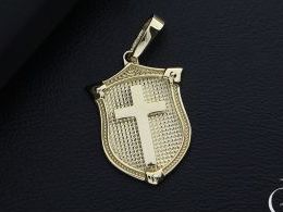 Złota biżuteria pr.0,585 w postaci blaszki z krzyżykiem na prezent z okazji Komunii świętej