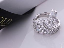 pierścionek srebrny ekskluzywny szeroki nowoczesny design wzór z cyrkoniami cyrkonie pierścionki srebrne realne zdjęcie na palcu dłoni na prezent urodziny imieniny pod choinkę na prezent dla dziewczyny żony