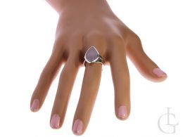 pierścionek srebrny duży na palcu na dłoni różowy kamień