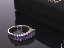 pierścionek srebrny z fioletowymi cyrkoniami obrączka realne zdjęcia na palcu