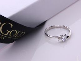 pierścionek srebrny z cyrkoniami cyrkonie pierścionki srebrne realne zdjęcie na palcu dłoni na prezent urodziny imieniny pod choinkę na prezent dla dziewczyny żony