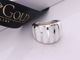 pierścionek srebrny z opalem tęczowym obrączka pierścionki srebrne realne zdjęcie na palcu dłoni na prezent urodziny imieniny pod choinkę na prezent dla dziewczyny żony