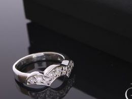 pierścionek srebrny z cyrkoniami na palcu dłoni realne zdjęcia