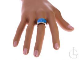pierścionek srebrny z opalem naturalnym pierścionek ekskluzywny na palcu realne zdjęcie foto
