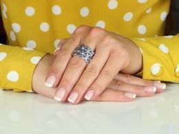 obrączka srebrna pierścionek oksydowany szeroki srebrny na palcu realne zdjęcia zdjęcie na modelce modelu prezent dla żony dziewczyny na walentynki rocznicę urodziny imieniny pod choinkę Mikołaja pierścionki srebrne obrączki różne wzory klasyczne nowoczes