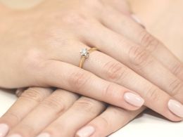 złoty pierścionek na zaręczyny z dużym  brylantem w centralnej części złoto żółte próba 0.585 14ct pierścionek na palcu dłoni realne zdjęcie