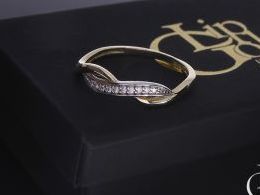 pierścionek złoty zaręczynowy nowoczesny z cyrkoniami zaręczyny cyrkonie złoto żółte 14K 0.585 pierścionek na palcu w pudełku realne zdjęcie zdjęcia pierścionek zaręczynowy na rocznicę pamiątkę mikołaja pod choinkę