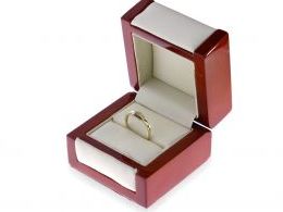 złoty pierścionek zaręczynowy na palcu szafiry brylanty diamenty złoto żółte nowoczesny wzór pierścionka