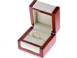 pierścionek zaręczynowy z brylantem diamentem klasyczny wzór brylant diament złoto żółte próba 0.585 14ct pierścionek na palcu na ręce w pudełku realne zdjęcie