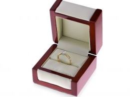 złoty pierścionek zaręczynowy z brylantem klasyczny wzór pierścionka złoto żółte próba 0.585 14ct pierścionek na palcu na ręce w pudełku realne zdjęcie