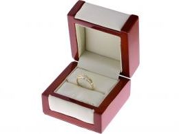 złoty pierścionek zaręczynowy w pudełku pierścionek z brylantem brylantami złoto żółte próba 0.585