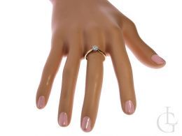 złoty pierścionek zaręczynowy z brylantem z diamentem klasyczny wzór złoto żółte próba 0.585 pierścionek na palcu na dłoni ręce pierścionek w pudełku zaręczyny prezent