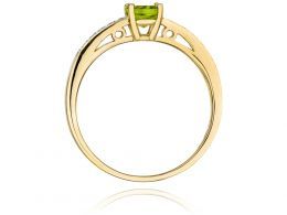 pierścionek złoty z brylantami diamentami oliwinem oliwin na palcu na ręce realne zdjęcie zdjęcia klasyczny wzór brylanty diamenty złoto żółte próba 0.585 14k
