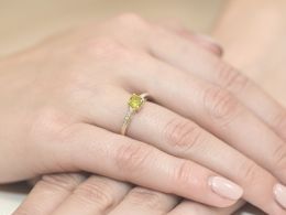pierścionek złoty z brylantami diamentami oliwinem oliwin na palcu na ręce realne zdjęcie zdjęcia klasyczny wzór brylanty diamenty złoto żółte próba 0.585 14k