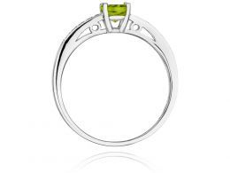 pierścionek złoty z brylantami diamentami oliwinem oliwin na palcu na ręce realne zdjęcie zdjęcia klasyczny wzór brylanty diamenty złoto białe próba 0.585 14k