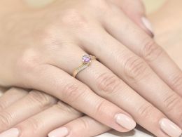 złoty pierścionek zaręczynowy z ametystem ametyst z brylantami diamentami na palcu na ręce złoto żółte próba 0.585 14ct nowoczesny wzór pierścionka