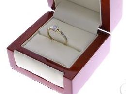 pierścionek złoty zaręczynowy z brylantami diamentami brylant diament zaręczyny złoto żółte 14K 0.585 pierścionek na palcu w pudełku realne zdjęcie zdjęcia pierścionek zaręczynowy na rocznicę pamiątkę mikołaja pod choinkę prezent dla dziewczyny żony urodz