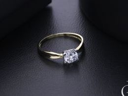 pierścionek złoty zaręczynowy ekskluzywny z cyrkoniami klasyczny zaręczyny złoto żółte 14K 0.585 pierścionek na palcu w pudełku realne zdjęcie zdjęcia pierścionek zaręczynowy na rocznicę pamiątkę mikołaja pod choinkę prezent dla dziewczyny żony urodziny r