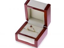złoty pierścionek zaręczynowy z rubinem brylantami diamentami rubin diament brylant pierścionek zaręczynowy na palcu w pudełku realne zdjęcie foto złoto żółte certyfikat kamień szlachetny