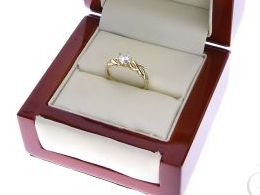złoty pierścionek zaręczynowy zaręczyny z opalem naturalnym opal z kamieniami z cyrkoniami złoto żółte prezent dla żony dziewczyny na urodziny imieniny na pamiątkę pod choinkę realne zdjęcie zdjęcia na palcu w pudełku na modelce