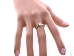 złoty pierścionek zaręczynowy zaręczyny z opalem naturalnym opal z kamieniami z cyrkoniami złoto żółte prezent dla żony dziewczyny na urodziny imieniny na pamiątkę pod choinkę realne zdjęcie zdjęcia na palcu w pudełku na modelce