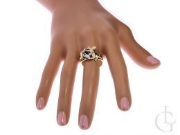 pierścionek na palcu ręce w pudełku realne zdjęcie złoty pierścionek ekskluzywny szeroki gruby złoto żółte białe próba 0.585