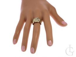 ekskluzywny pierścionek obrączka nowoczesny wzór design pierścionek na palcu dłoni