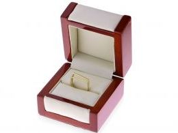 złoty pierścionek z cyrkoniami nowoczesny wzór pierścionek na palcu dłoni ręce w pudełku realne zdjęcie